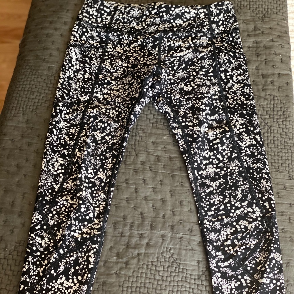 Lululemon tight stuff leggings in size 6
